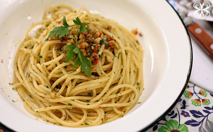 espaguete-alho-e-oleo-com-nozes-2-(leticia-massula-para-cozinha-da-matilde)-
